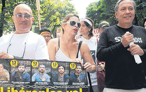 <p>Agentes policiales se sumaron a la marcha por la paz.</p><p>Muestran fotografías de los secuestrados.</p>