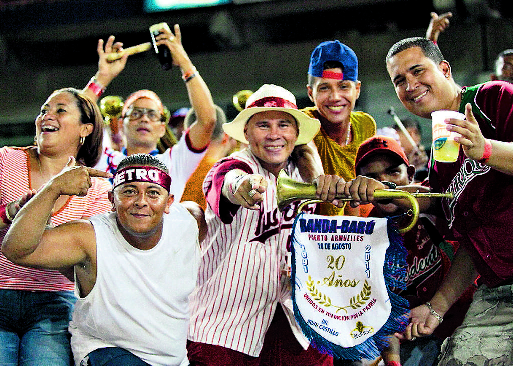 Fanáticos de Chiriquí Occidente y Panamá Metro gozan juntos de la fiesta del verano de todos los panameños, el béisbol nacional, sin ningún problema en las tribunas del estadio Rod Carew, durante la gran final.
