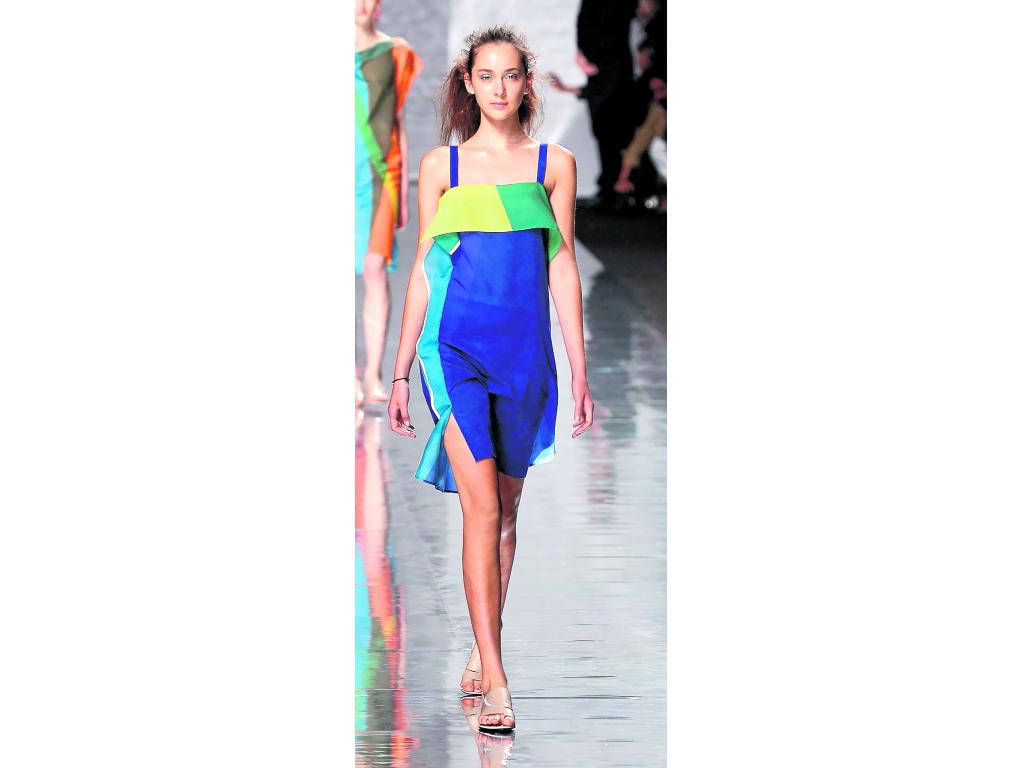 Exquisito. Los minivestidos con tiras dan ese aire de frescura a la fémina que lo lleve. Vienen en colores fuertes, pero con el azul como base.()