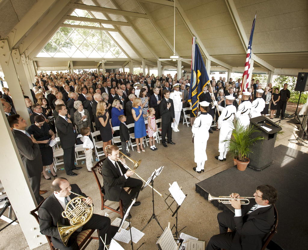 La marina estadounidense en el memorial privado. Foto/EFE<br>