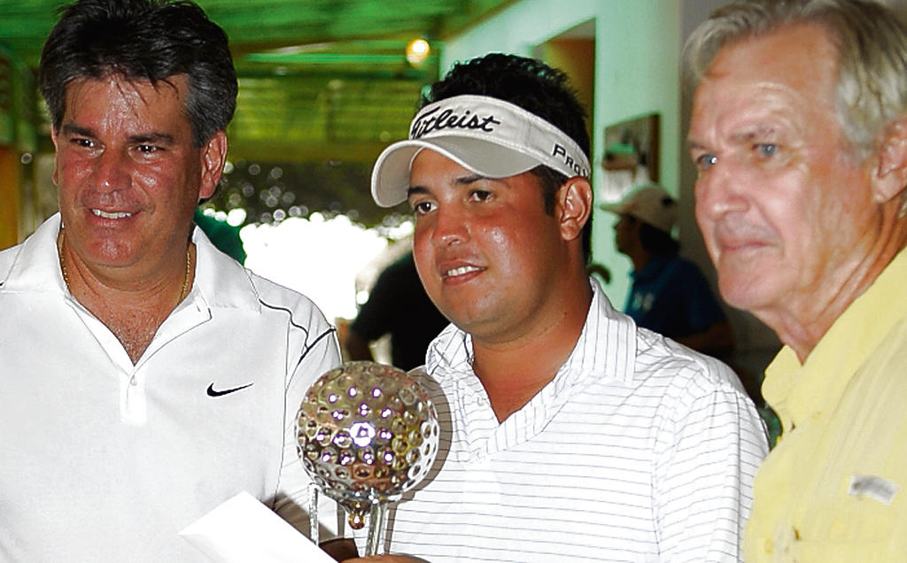 Gran actuación. Jerónimo Ibarra recibe su premio.(Levi cruz)