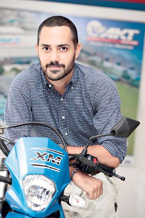 <p>"La AK 200XM es muy elegante y te permite facilidad al conducir", Roberto Rubio, gerente de operaciones de Lacayo Motors</p>