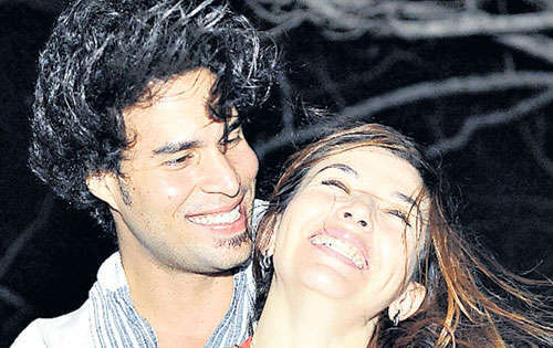 <p>Felices. Ellos no confunden querer con amar. Se aman.</p>