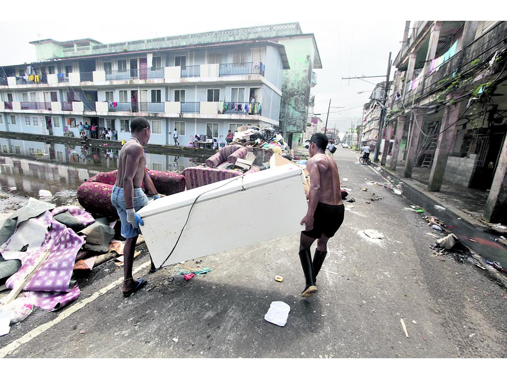 Basura. Muchos fueron los colonenses que se vieron en la necesidad de botar sus enseres.(Carlos Lemos)