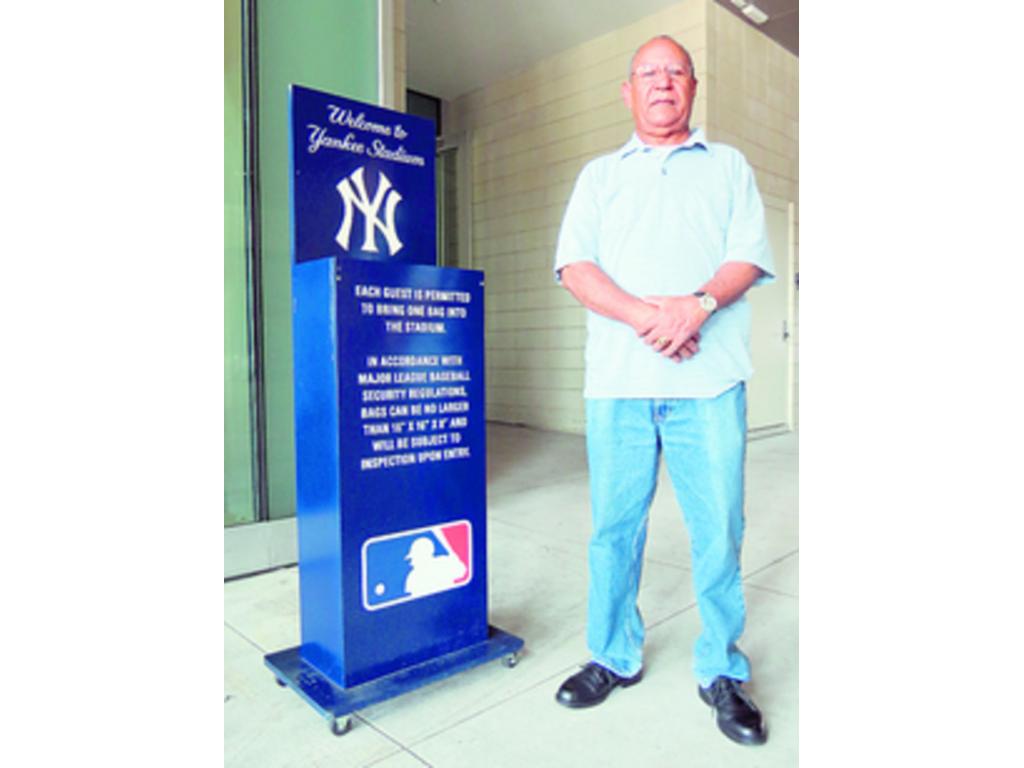 El periodista Constantino Viloria a su llegada al Yankee Stadium.(Carlos Castillo)