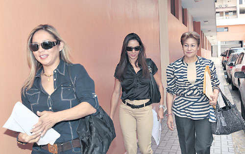 <p>Visitas. Sandra y Thays Noriega, y Gisela Vega.</p>