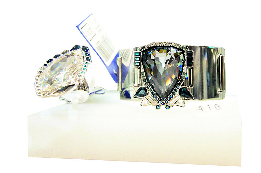 Swarovski Crystal. Sortijas y pulseras muy a la moda en cuanto a las formas de las piedras y las diversas tonalidades. Los brillantes son ideales para una recepción elegante.()
