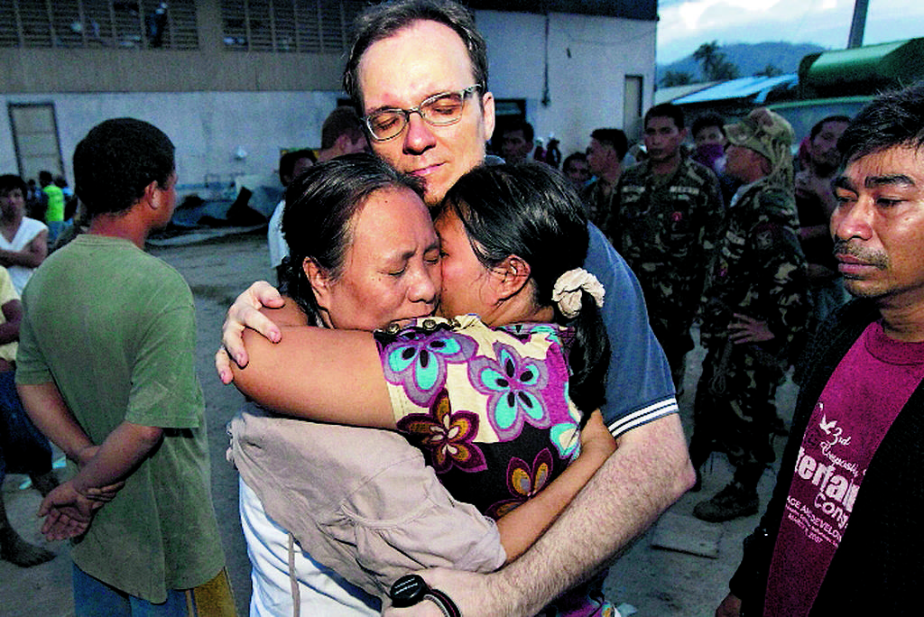 Pérdida. Familiares de fallecidos.(EFE)
