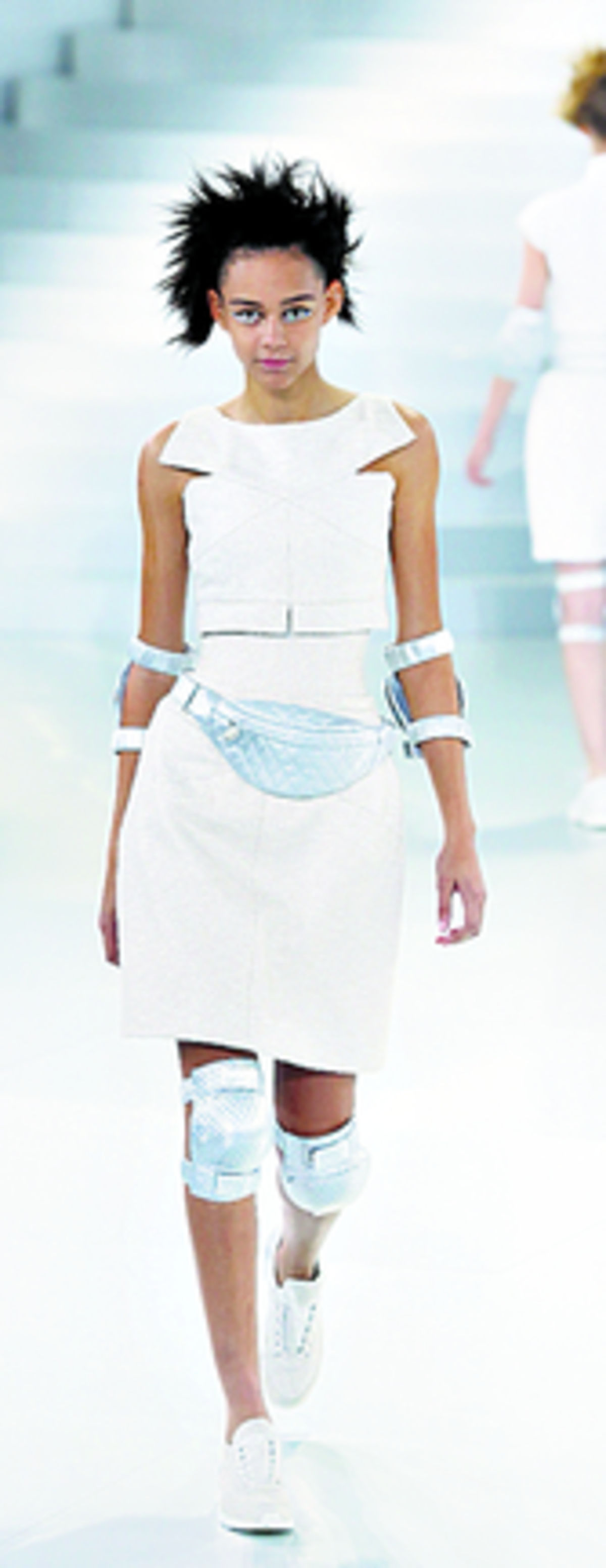 Diferente. Chanel llegó a completar este "look" con riñonera, rodilleras y coderas (plateado resplandeciente o a juego con el conjunto).