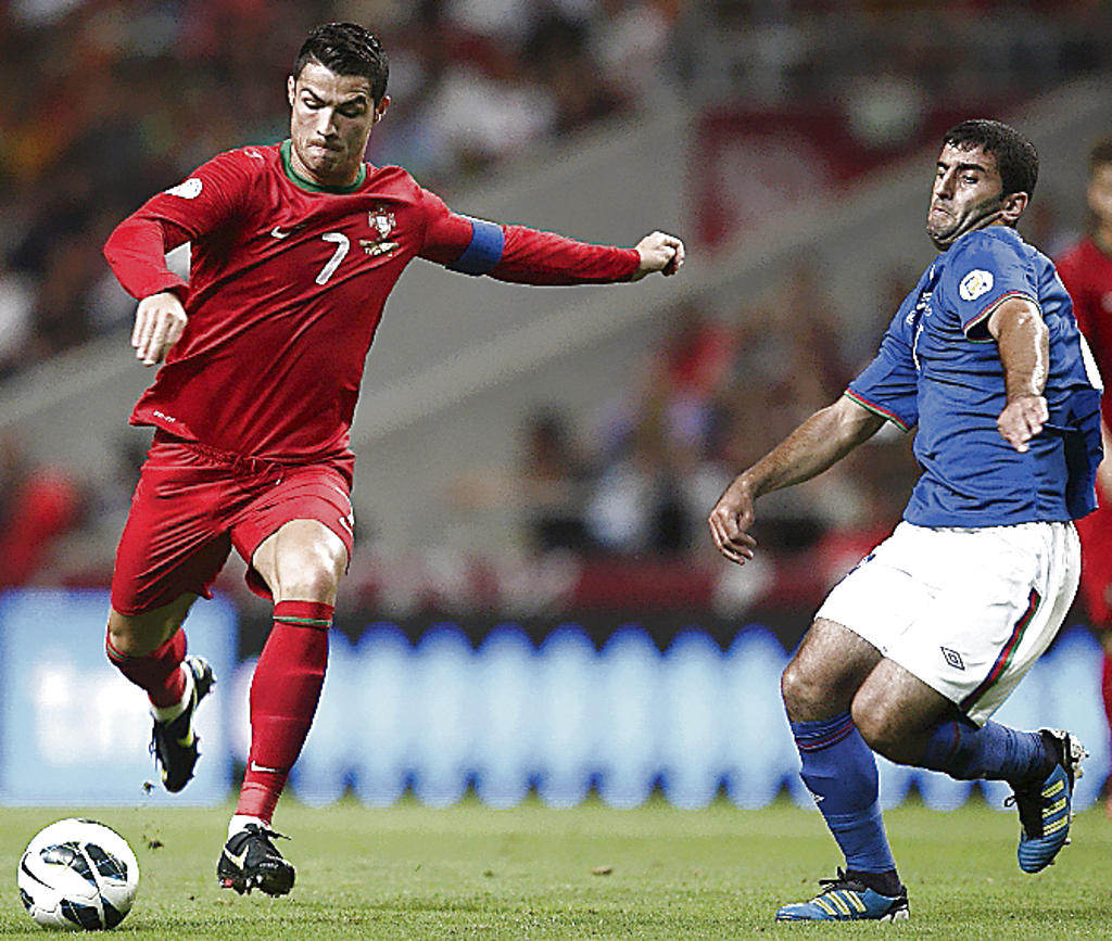 Cristiano Ronaldo (i) disputa el balón con un rival.(EFE)