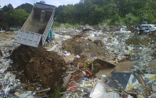 El conductor de un camión volquete fue sorprendido cuando botaba basura y tierra en un sitio prohibido. Foro/Jesús Simmons<br>