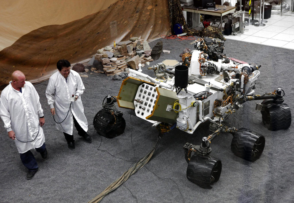 Imagen del Curuisity, mientras los ingenieros trabajaban en su ensamblaje. Foto/AP<br>