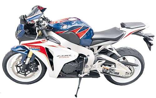 <p>Motor: 1000cc</p>