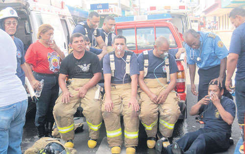 <p>Refuerzo. Más de 300 bomberos involucrados en la acción.</p>