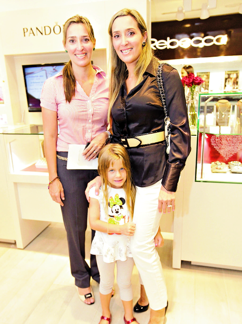 5. Rossana Cedeño, Valeria Corcione y Giovanna de Corcione.
