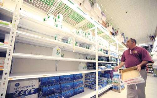 <p>Precaución. Las botellas de agua se agotan en las tiendas.</p>