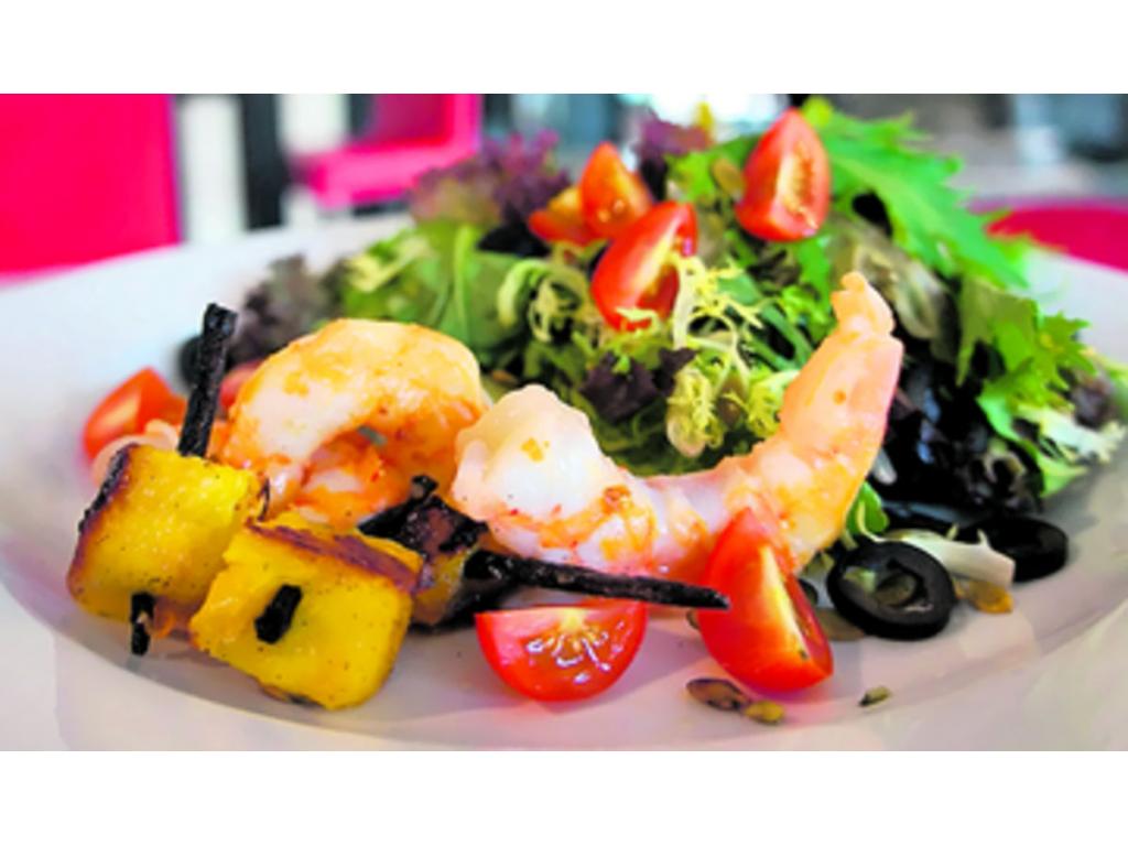 El restaurante Gastro Bar, situado a la entrada, mantiene una idea tipo español en la que sirven deliciosa comida mediterránea y ofrecen un menú de cocteles y licores. Abierto al público desde las 12:00 md.