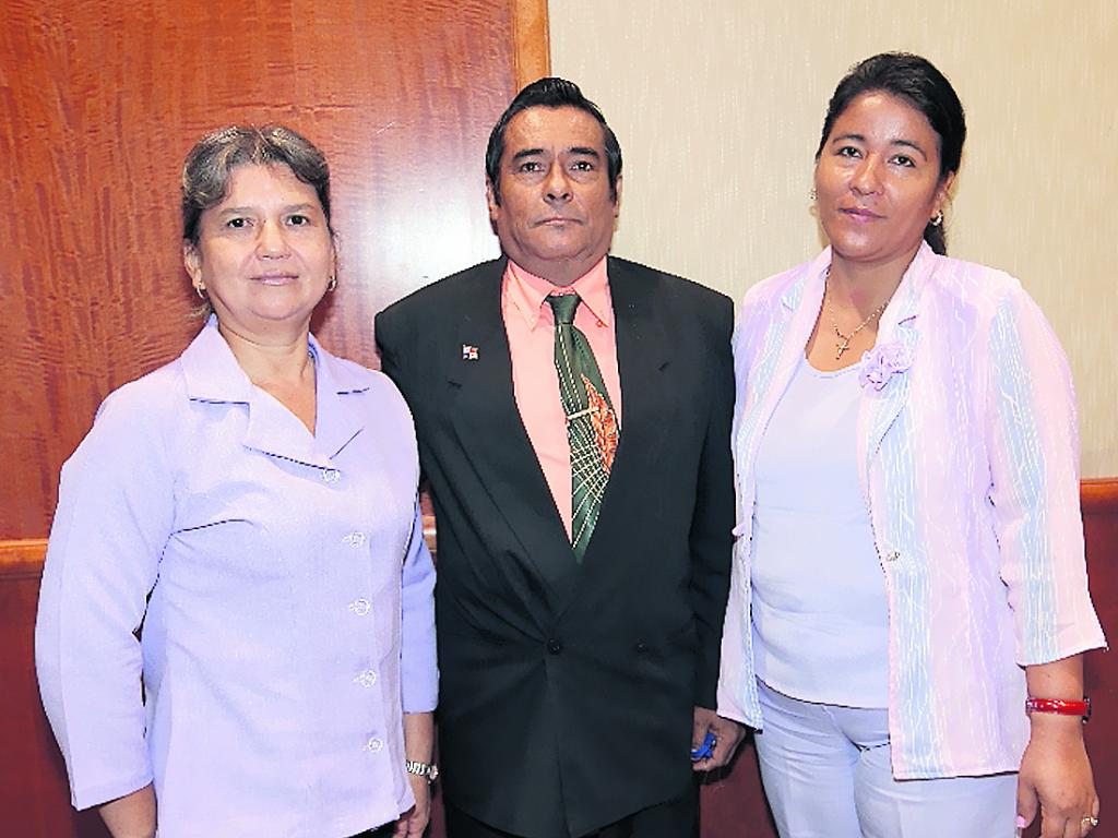 Sonia de Quintero, Arcelio Gutiérrez y Celina Urriola.()