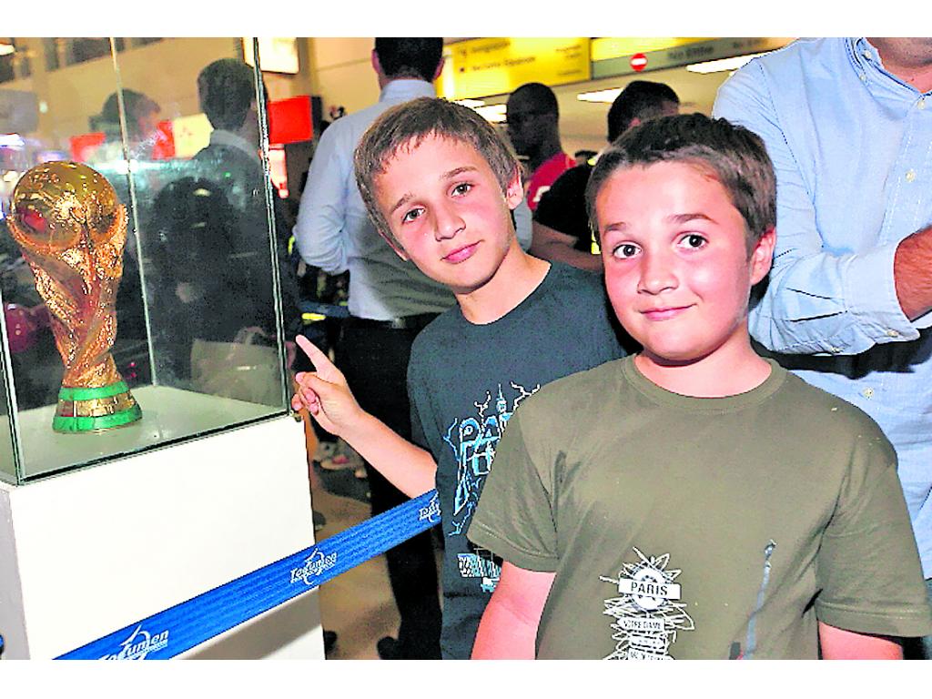 Fanaticos. Los aficionados se tomaron fotos con las copas.(Anayansi Gamez)