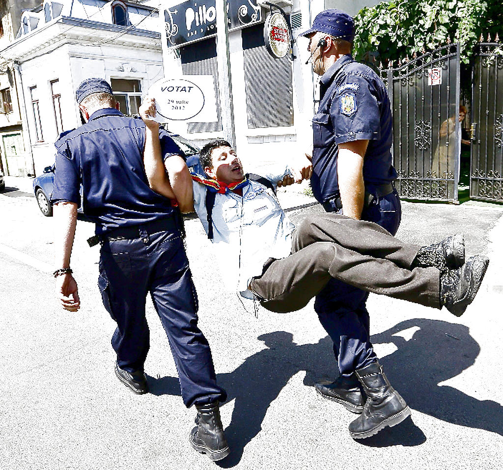 Detenido. La policía transporta a un manifestante.(EFE)