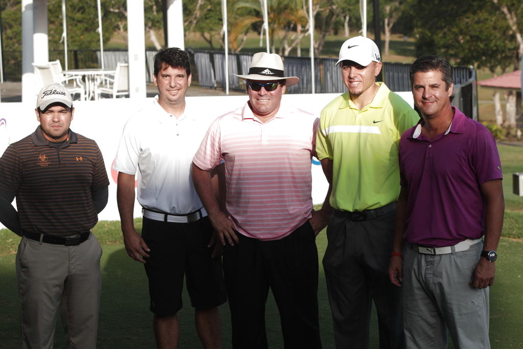 Joseph Bramlett ( de amarillo) junto a otros golfistas. Alberto Ortega.<br>