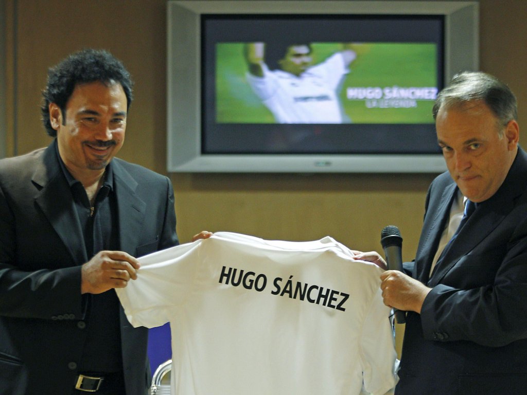 Hugo Sánchez afirmó hoy que la selección de fútbol de su país es un "juguete" de los dueños de los equipos y que no merece clasificarse al Mundial de Brasil 2014.<br><br>