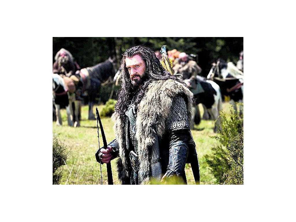 Enmarcada en la historia de Bilbo Bolsón. Él con unos enanos buscarán el monte Erebor y pasarán por varias aventuras. ()