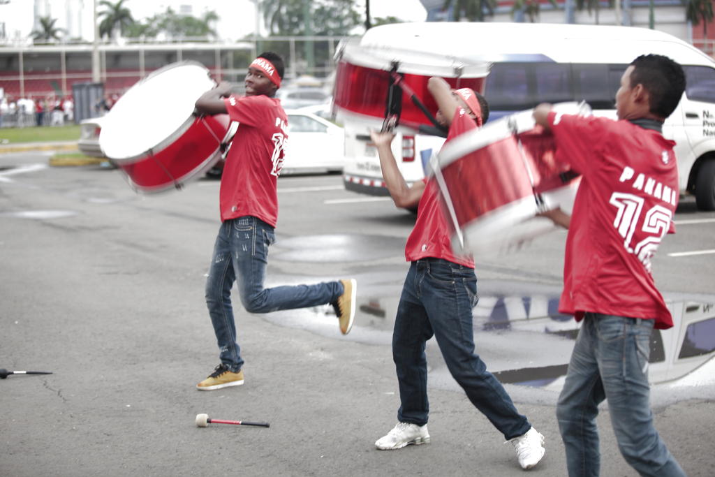 Batucada con bombos y platillos sonaban en las afueras del Estadio Rommel Fernández, donde Panamá jugará contra Cuba por un cupo al mundial de fútbol Brasil 2014 el martes 12 de junio de 2012. Foto: Anayansi Gámez<br>
