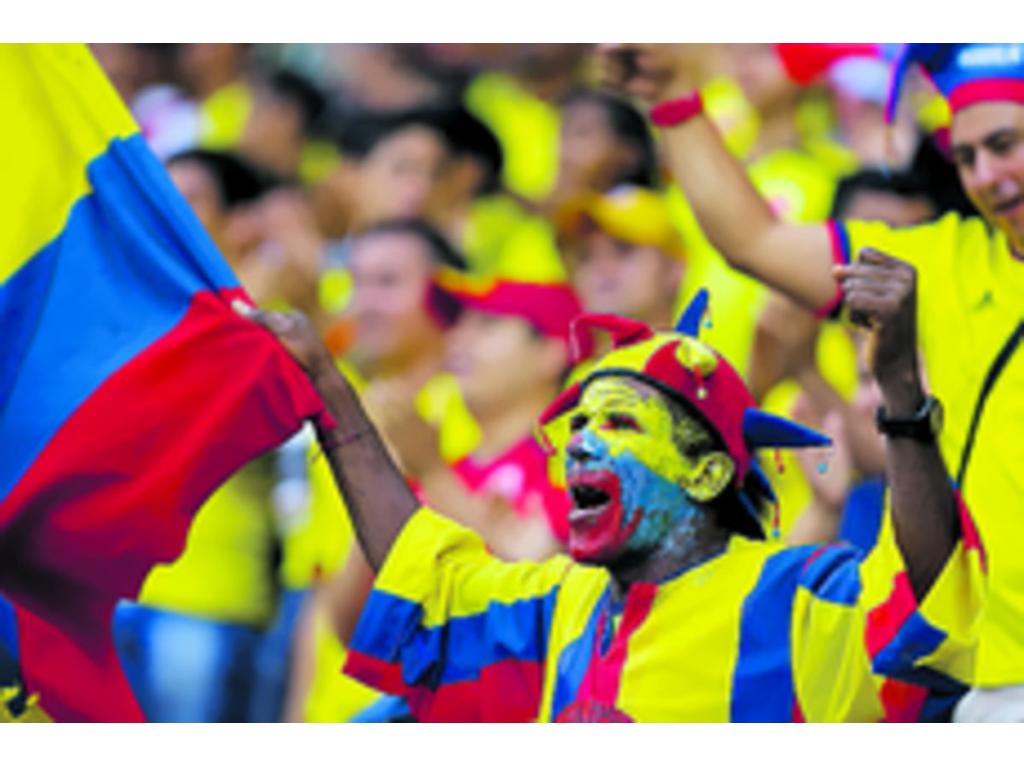 Peculiar atuendo de este fanático, que alentó con todo a Colombia.(AP)