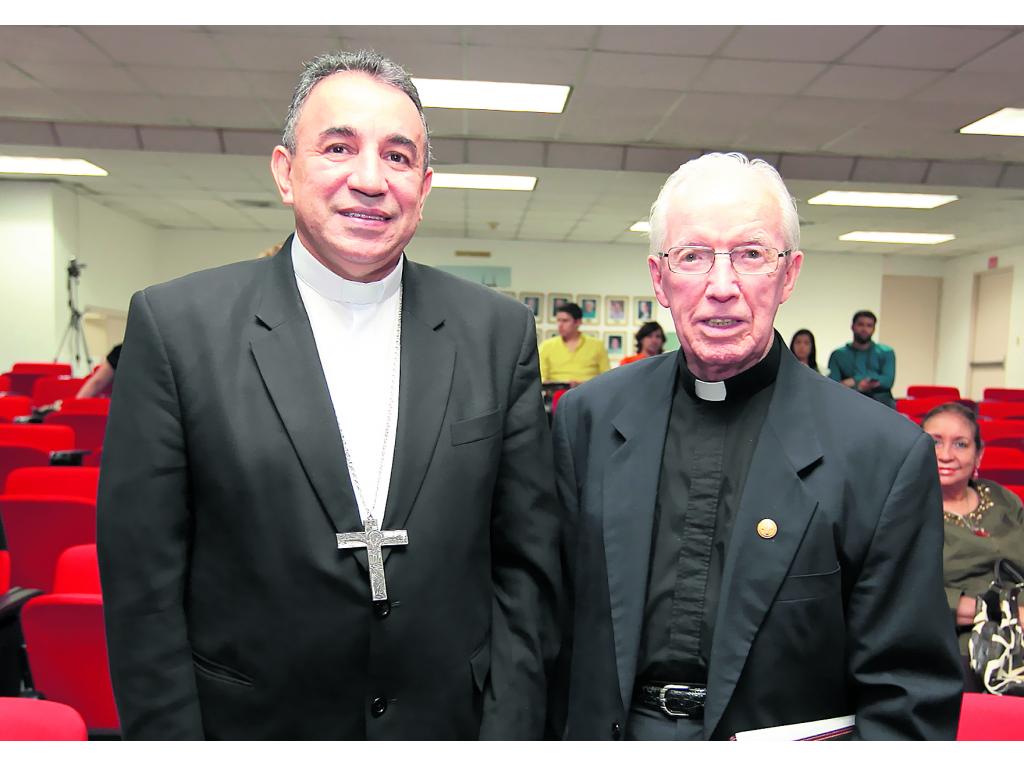 José Domingo Ulloa, arzobispo de Panamá, junto a Fray Benjamín Ayechu.(Abel Rodríguez)