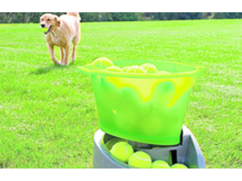 Es un lanzador de pelotas de tenis. El lanzamiento puede ser automático o por control remoto, además incorpora un sensor para que impida el lanzamiento si el animal está cerca.