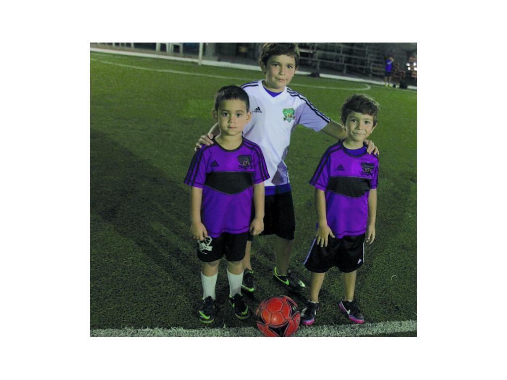 Juan (c) junto a sus compañeritos de equipo.(Alberto Ortega)