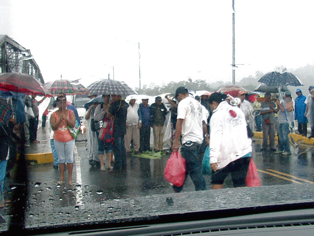 Lluvia.Los manifestantes se mantuvieron en el lugar.(LEONARDO MACHUCA)