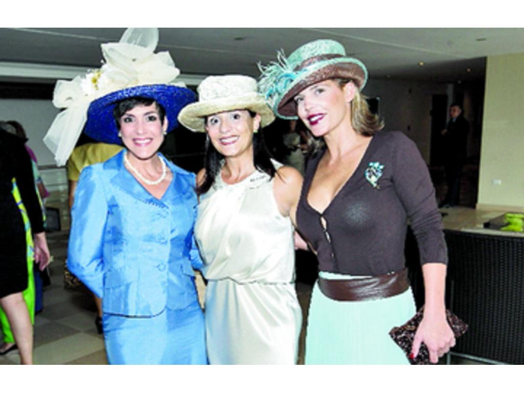 2. Carmen Julia Acevedo, Pilar Saucedo de Hurtado de Mendoza y Miriam de Olloqui.