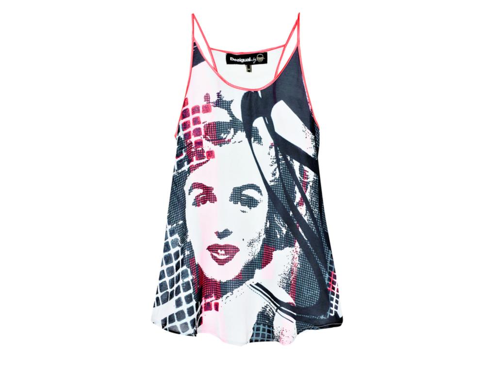 Esta firma se inclina por la mujer o joven moderna y fashionista, que le encanta los pantalones pegados al cuerpo con estampados. Este es blanco y negro.