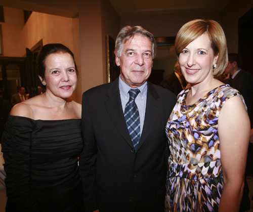 <p>Irma y Jean Pourcelot junto a Anabella Orillac.</p>
