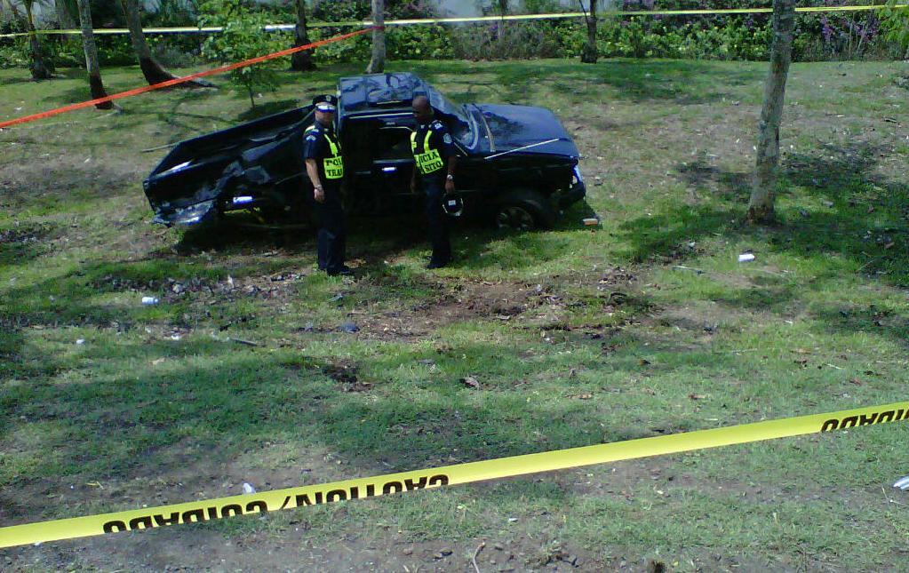 El conductor del pick up murió en el lugar de los hechos. Foto/Jesús Simmons<br>