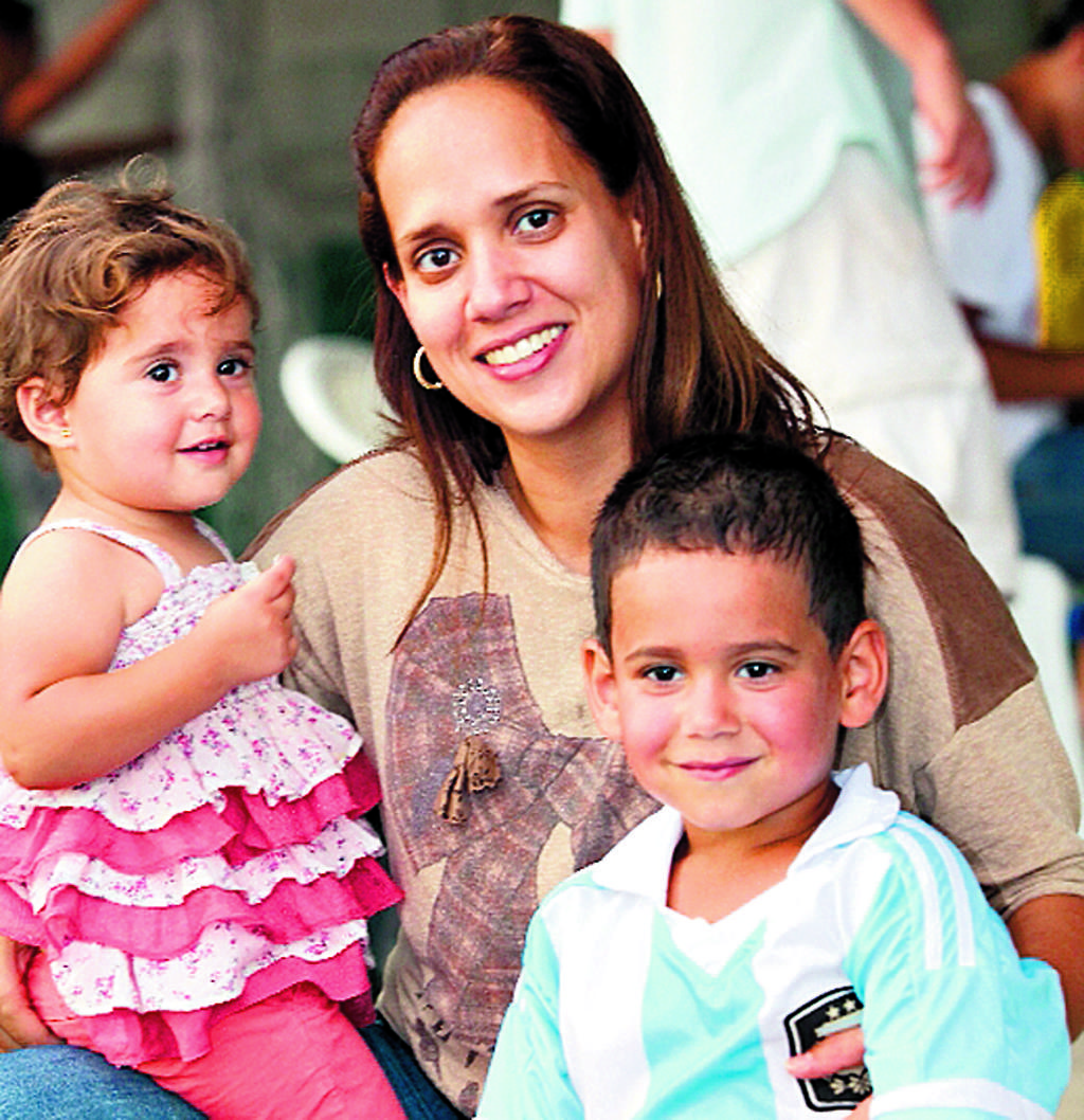 En compañía de su madre y hermanita.(Anayansi Gamez)