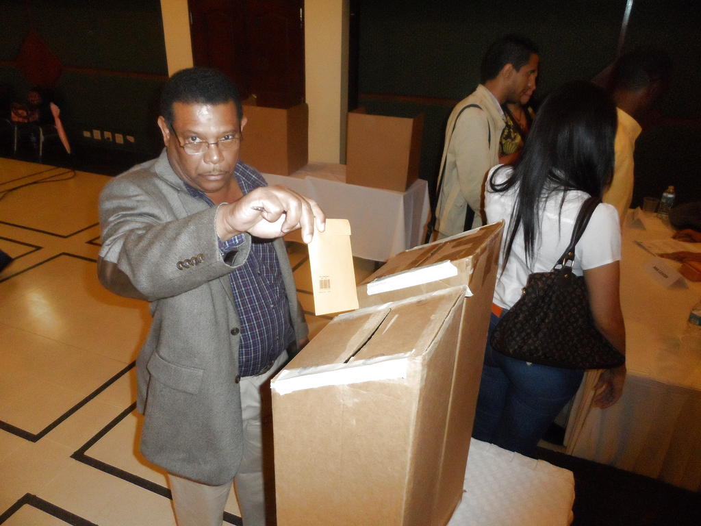 Cuba pospuso en todo el país la segunda vuelta de las elecciones municipales que estaba prevista para mañana ante la situación que dejó en la isla el paso del huracán "Sandy" Foto/Ilustrativa.<br>