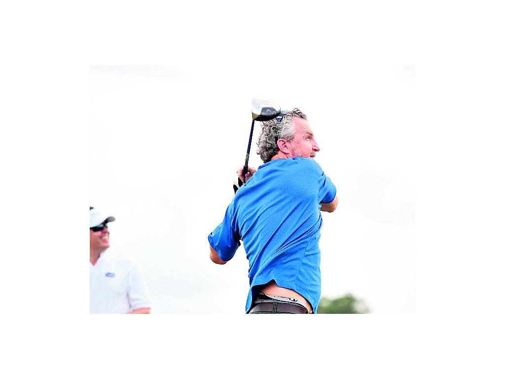 2 Greg Norman, tras ejecutar uno de sus tiros.