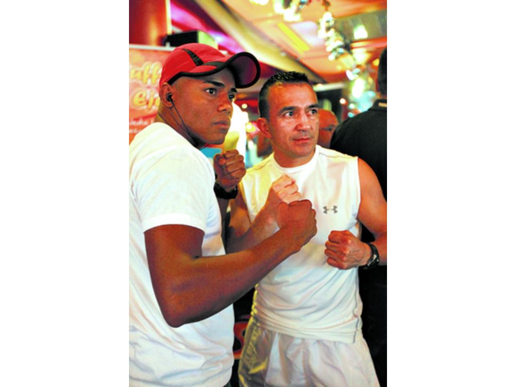 Liborio Solís (izq.) y Omar Narváez posaron ayer para la prensa.(Alberto Ortega)
