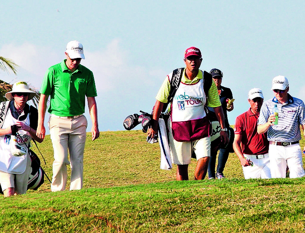 2- Los golfistas dan su mayor esfuerzo y entrega.