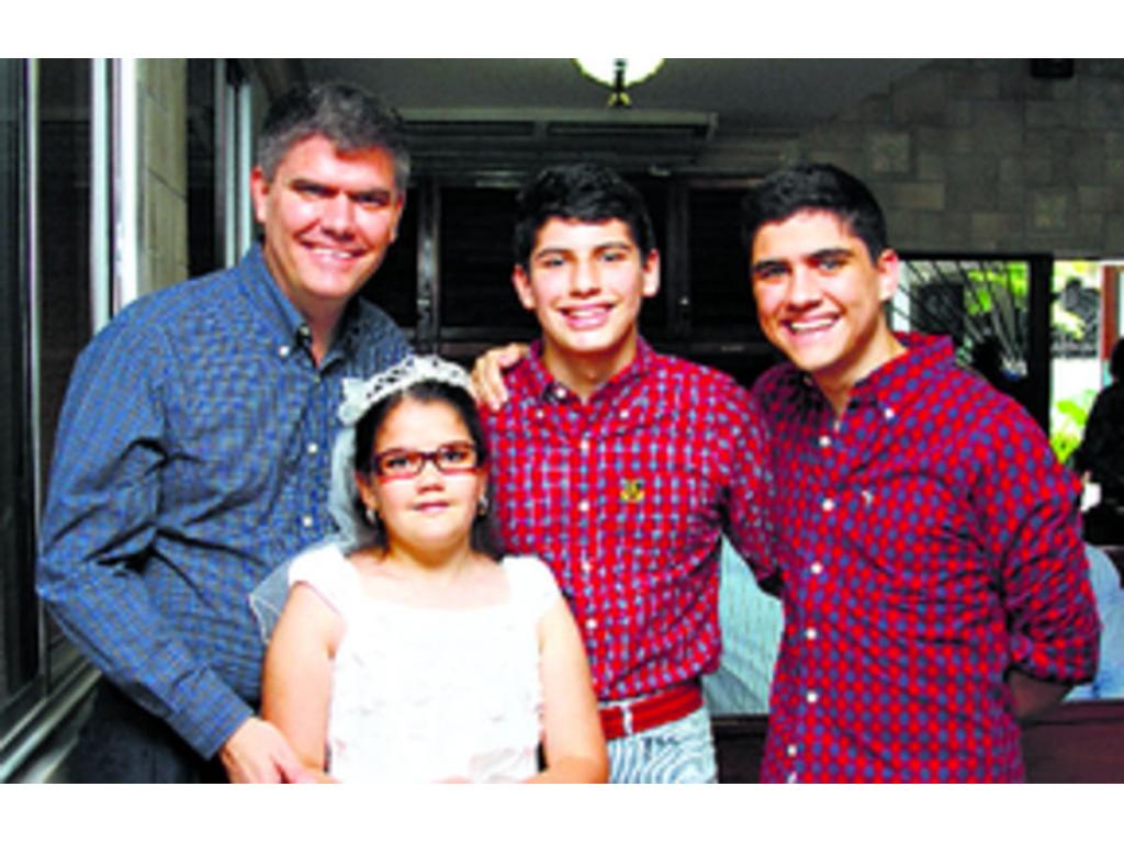 2. Alejandro, Siaska, Ary y Alejandro Jr. Lorenzo.