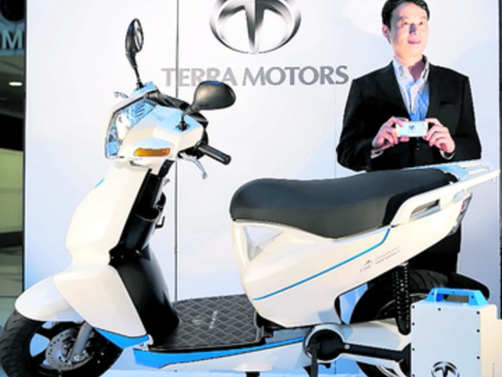 La vespa electrónica A4000i recién lanzada se puede conectar con el iPhone de Apple para la transferencia de datos. Terra Motors Co. la comenzará a fabricar en Vietnam a finales de este año, para venderla en 2015.()