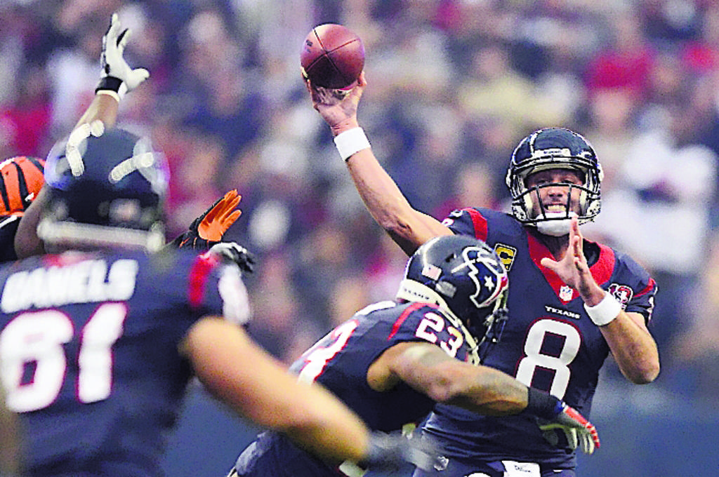 Registro. Schaub completó 29 pases para los Texans.(efe)