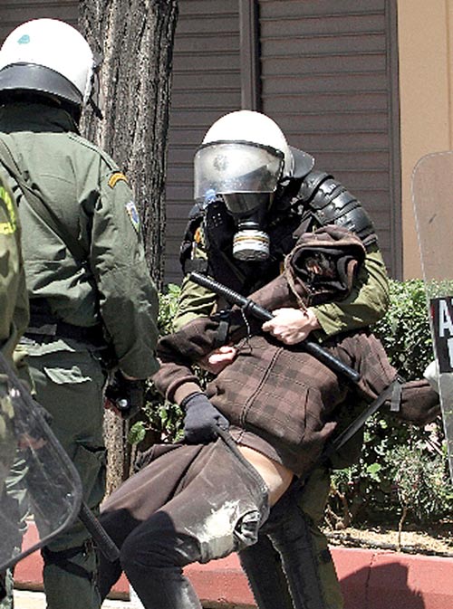 <p>Someten a revoltoso.</p>
