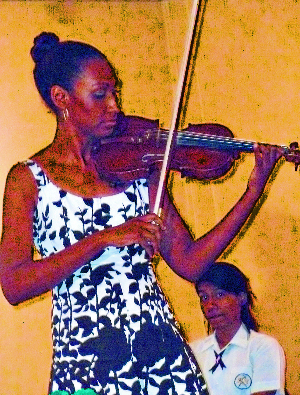 Violinista. Melanie Taylor deleitó a la concurrencia.()