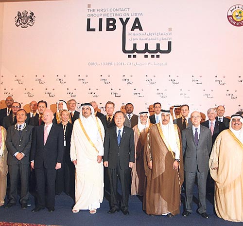<p>Alto nivel. El secretario general de la ONU, Ban Ki-moon junto a los delegados de la reunión celebrada en Qatar.</p>