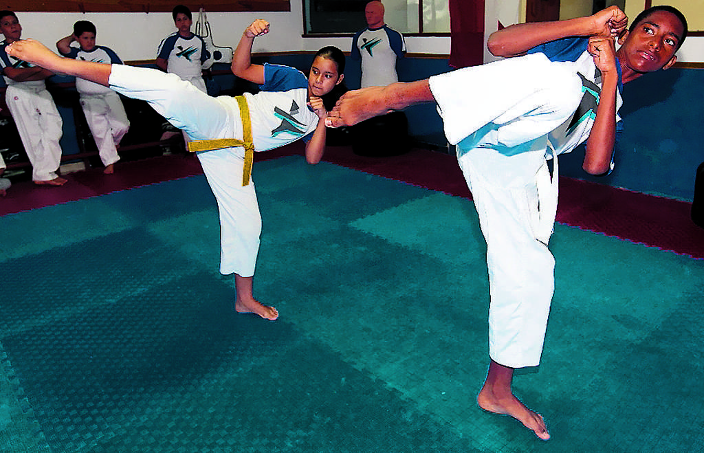 Alumnos realizan patadas a la altura del pecho.(Anayansi Gamez)