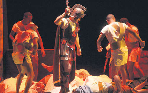 <p>Crueles. A estos soldados romanos les faltó piedad.</p>